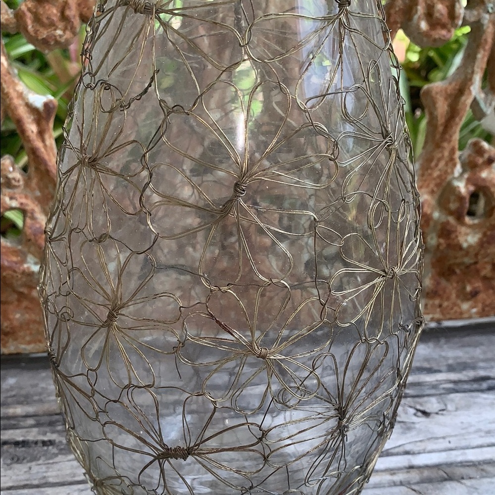 Elegant Glass Vase with Gold Wire Floral Print - Picture 3 of 12